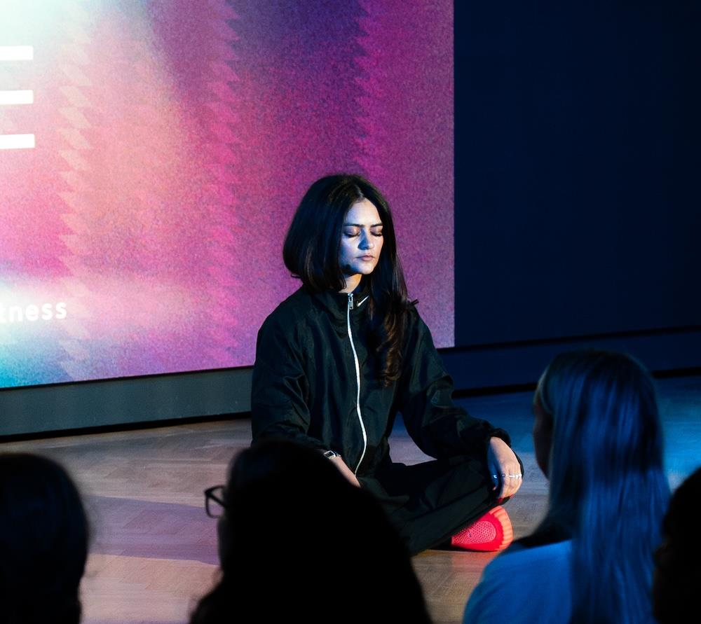 The cover image for the event: Mental Fitness Live is a high-energy, practical experience where you’ll learn how to rewire your brain, use visualisation, and train your thoughts.